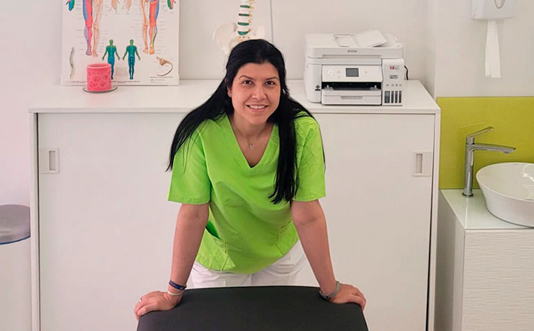 Lenira Santolaya en la oficina